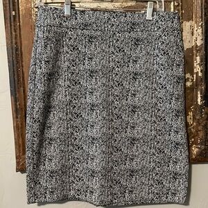 High quality black & white herringbone knee length skirt.
